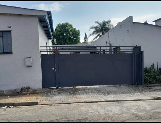 7 BEDROOM HOUSE FOR SALE IN VREDEDORP